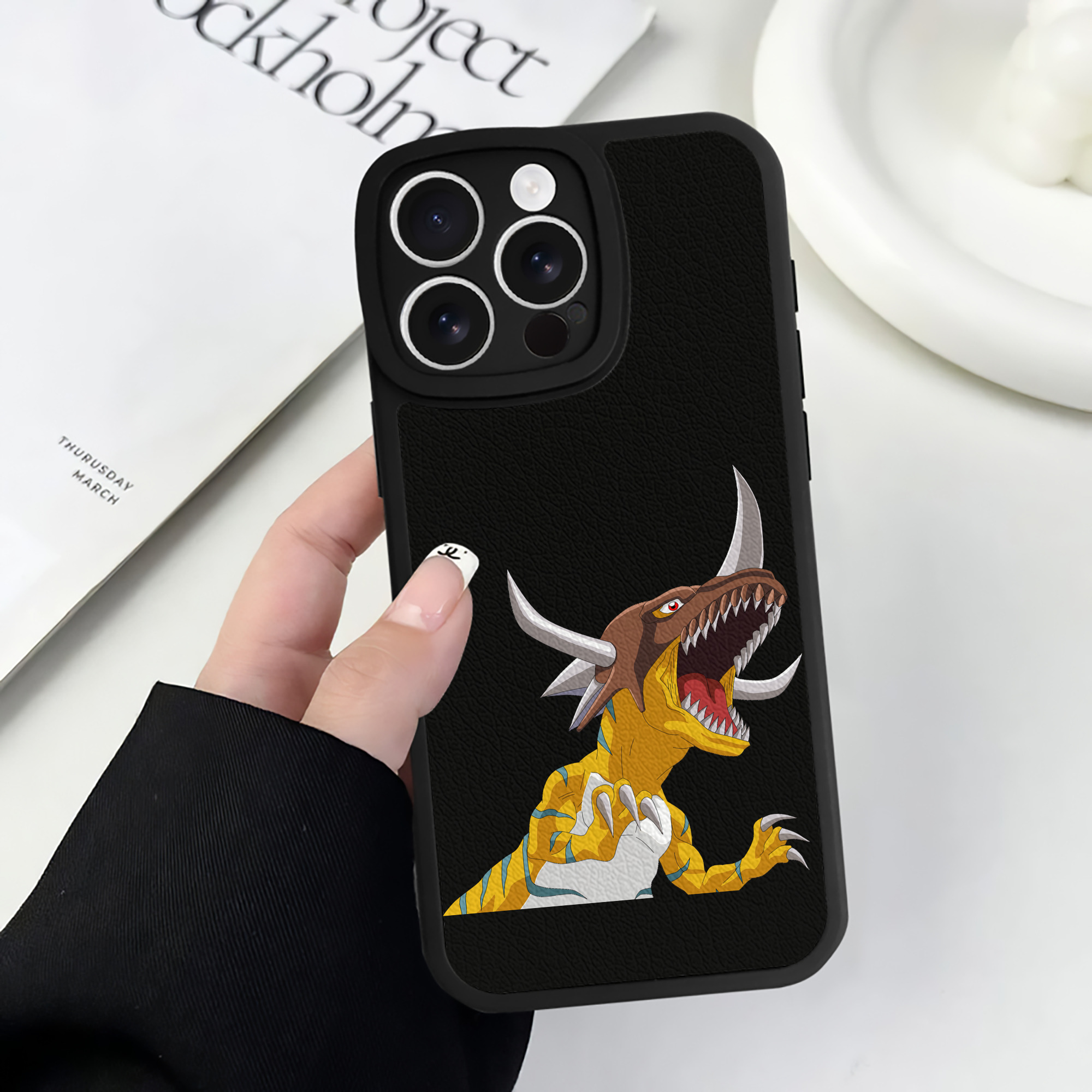 （画像用） Digimon デジタルモンスター/デジモン 【iPhone 16シリーズ対応】シリコンスマホケース（レザー調） 材質：シリコン